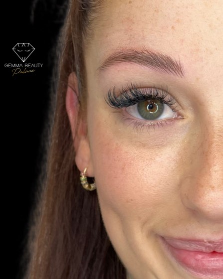 Antes y después de micropigmentación de cejas