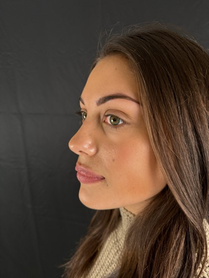 Resultado de micropigmentación de cejas de perfil