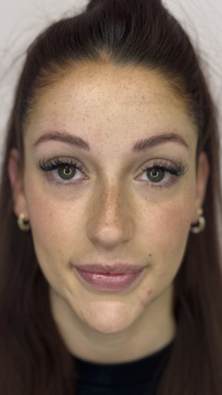 Resultado de micropigmentación de cejas realizada por Gemma