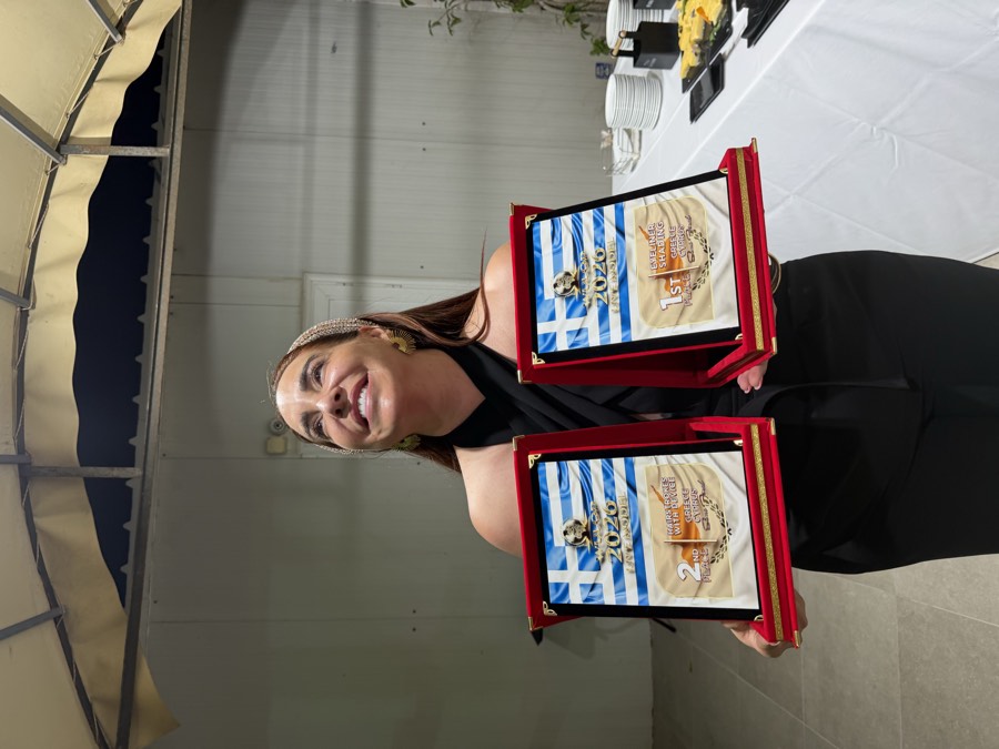 Gemma con sus premios internacionales de micropigmentación